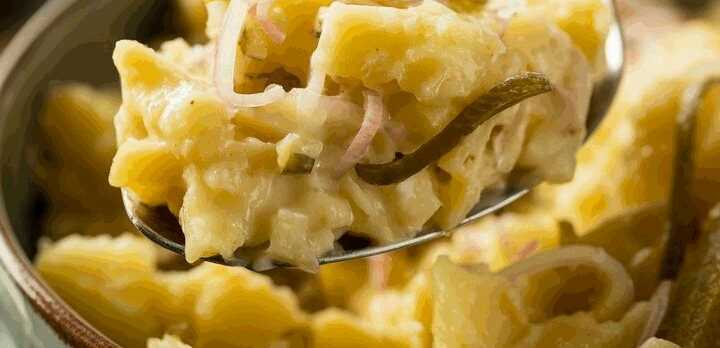 Kartoffelsalat mit Essiggurken und Zwiebeln