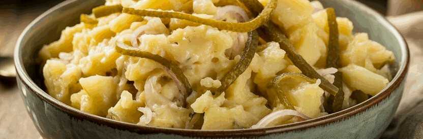Kartoffelsalat mit Essiggurken und Zwiebeln – so sieht es fertig aus