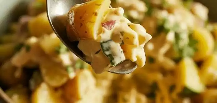 Kartoffelsalat mit Gurkenwasser abgeschmeckt