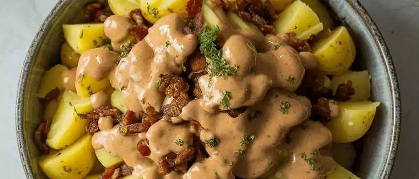 Kartoffelsalat mit warmem Brühen-Dressing