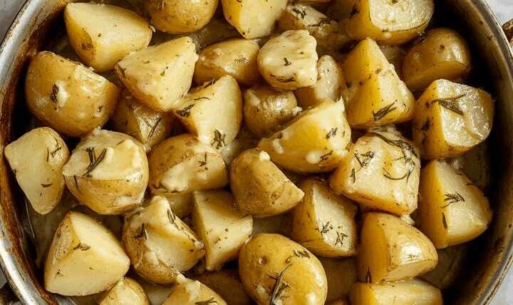 Kartoffelwürfel mit Knoblauch und Rosmarin