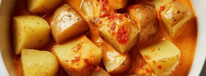 Kartoffelwürfel mit Paprika und Knoblauch