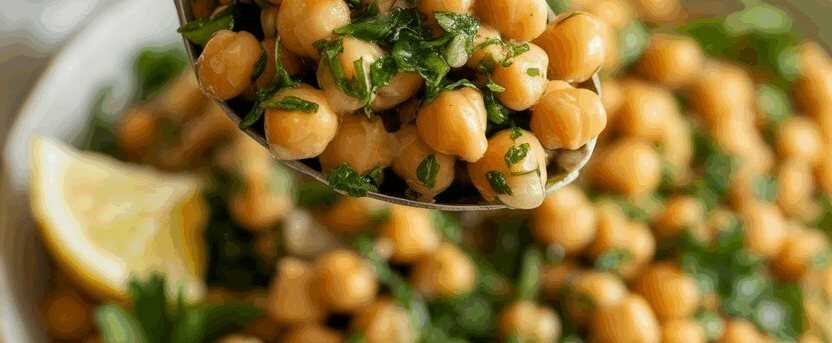 Kichererbsensalat mit Zitrone und Petersilie – so sieht es fertig aus