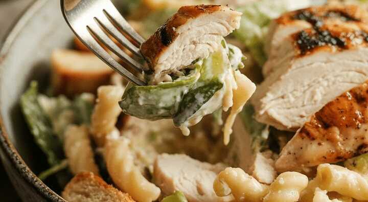 Caesar Salat mit selbst gerührtem Sardellendressing und Hähnchen