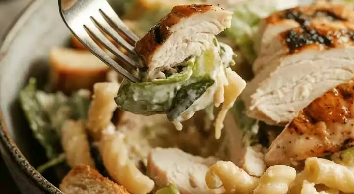 Caesar Salat mit selbst gerührtem Sardellendressing und Hähnchen