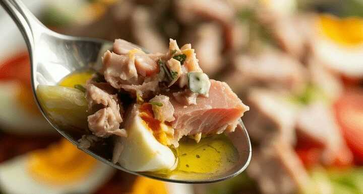 Klassischer Salade Niçoise mit frischem Thunfisch
