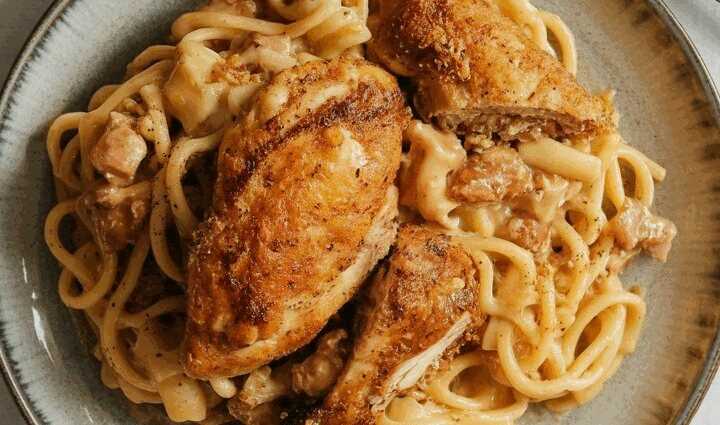 Knuspriges Hähnchen in Panko auf Spaghetti mit Sahnesauce