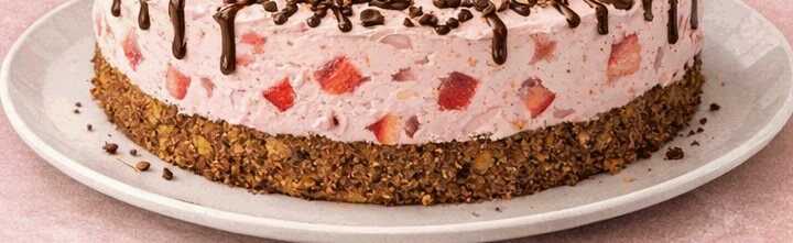Köstliche Erdbeer-Yogurette-Torte mit Nussboden: Ein Muss für Naschkatzen!