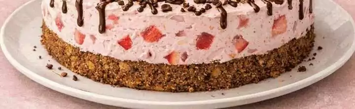 Erdbeer-Yogurette-Torte mit Nussboden