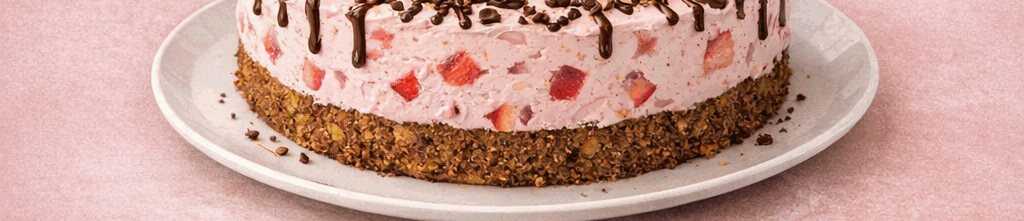 Erdbeer-Yogurette-Torte mit Nussboden