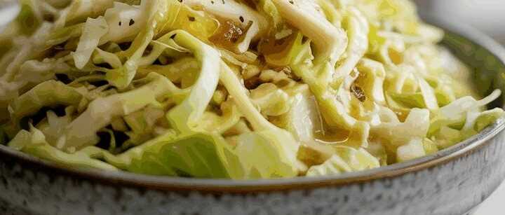 Krautsalat fein mariniert mit Öl und Salz