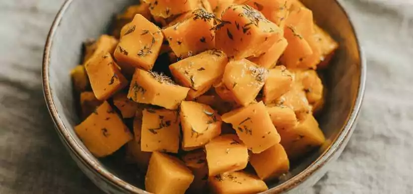Kürbiswürfel mit Ahornsirup und Kräutern
