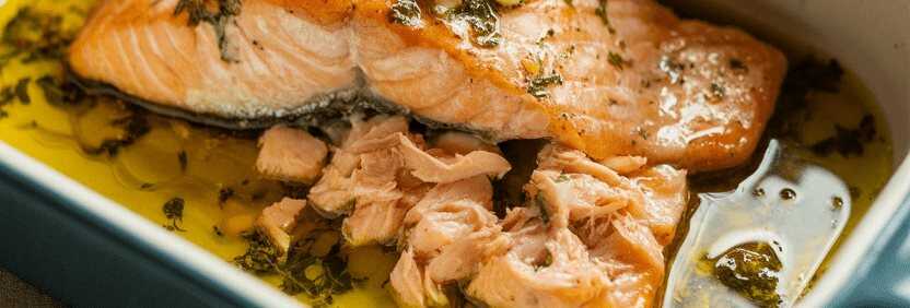 Lachsfilet mit Zitronen-Kräuter-Butter im Airfryer – so sieht es fertig aus