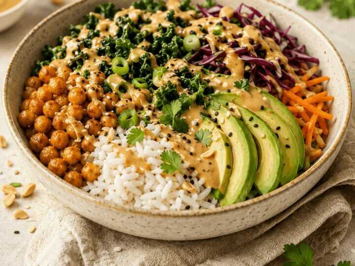 Leckere Erdnuss-Kichererbsen-Buddha-Bowl in nur 10 Minuten zubereitet!