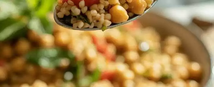 Mediterraner Bulgursalat mit Kichererbsen und Minze