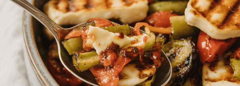 Mediterraner Halloumi-Salat mit gegrilltem Gemüse – so sieht es fertig aus