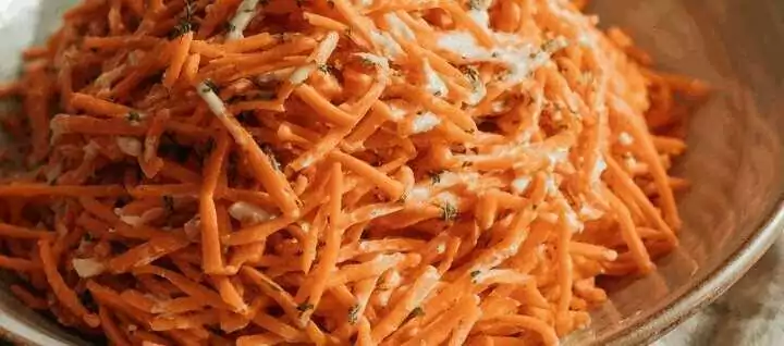 Möhrensalat fein geraspelt mit Apfelessig