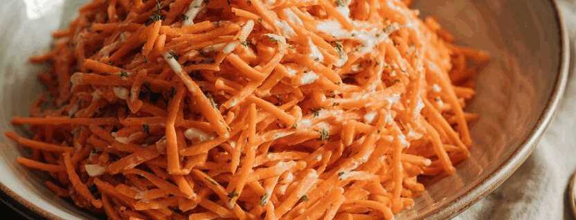 Möhrensalat fein geraspelt mit Apfelessig