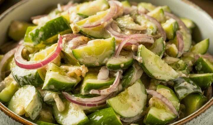 Gurkensalat mit roten Zwiebeln, Senfkörnern und Apfelessig