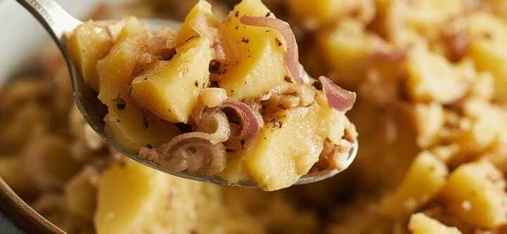 Omas Kartoffelsalat mit heißer Zwiebel-Brühe