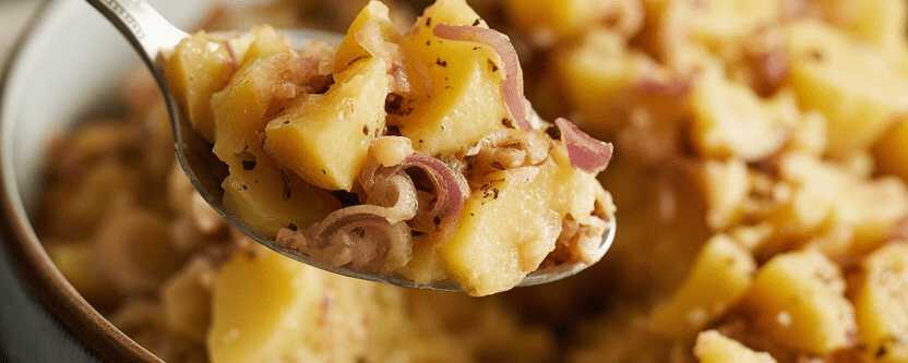 Omas Kartoffelsalat mit heißer Zwiebel-Brühe