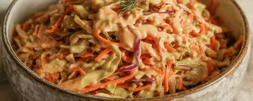 Omas Krautsalat fein gehobelt und geknetet