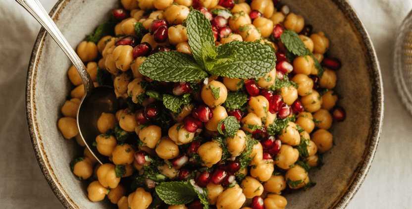 Orientalischer Kichererbsen-Salat mit Minze und Granatapfel