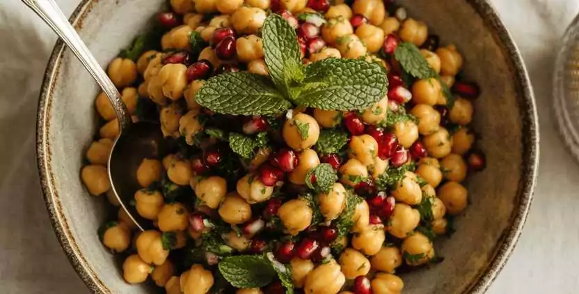 Orientalischer Kichererbsen-Salat mit Minze und Granatapfel