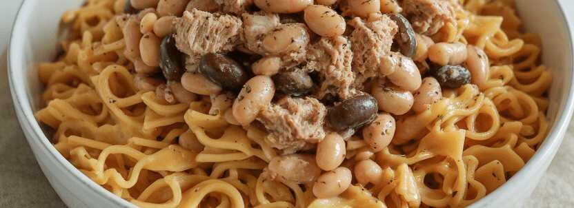 Pikanter Nudelsalat mit Thunfisch, weißen Bohnen und Oliven – so sieht es fertig aus