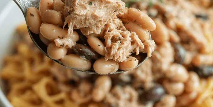 Pikanter Nudelsalat mit Thunfisch, weißen Bohnen und Oliven
