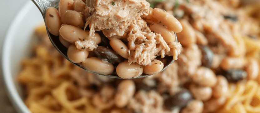 Pikanter Nudelsalat mit Thunfisch, weißen Bohnen und Oliven
