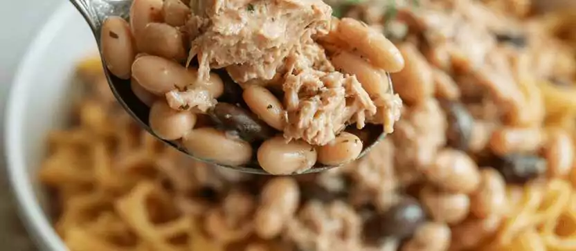 Pikanter Nudelsalat mit Thunfisch, weißen Bohnen und Oliven
