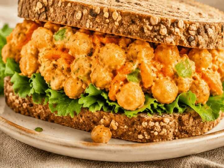 Probier diesen unwiderstehlichen veganen Buffalo-Kichererbsensalat-Sandwich in nur 10 Minuten!
