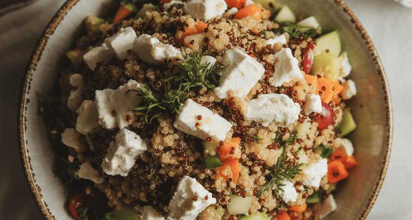Quinoa Salat mit Feta und Gemüse – so sieht es fertig aus