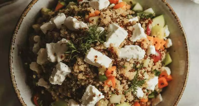 Quinoa Salat mit Feta und Gemüse – so sieht es fertig aus
