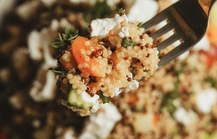 Quinoa Salat mit Feta und Gemüse