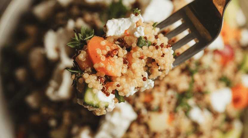 Quinoa Salat mit Feta und Gemüse