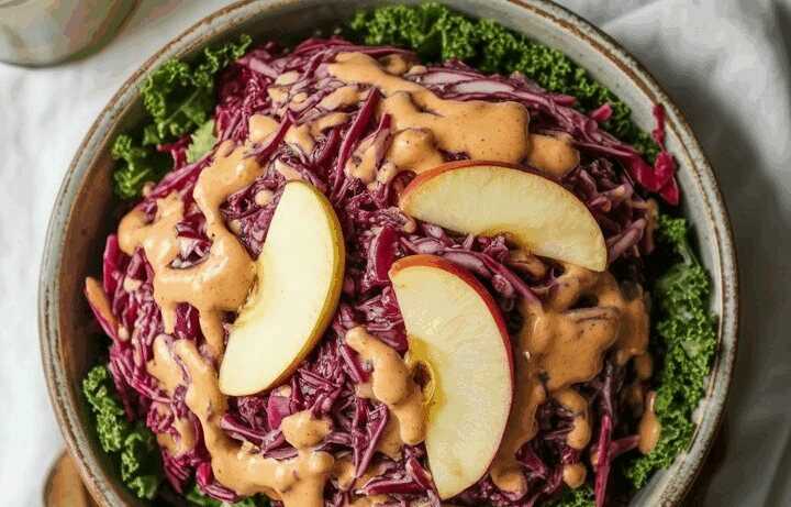 Rotkohlsalat roh mit Apfelstreifen