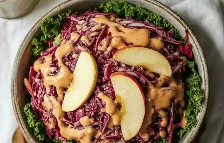Rotkohlsalat roh mit Apfelstreifen