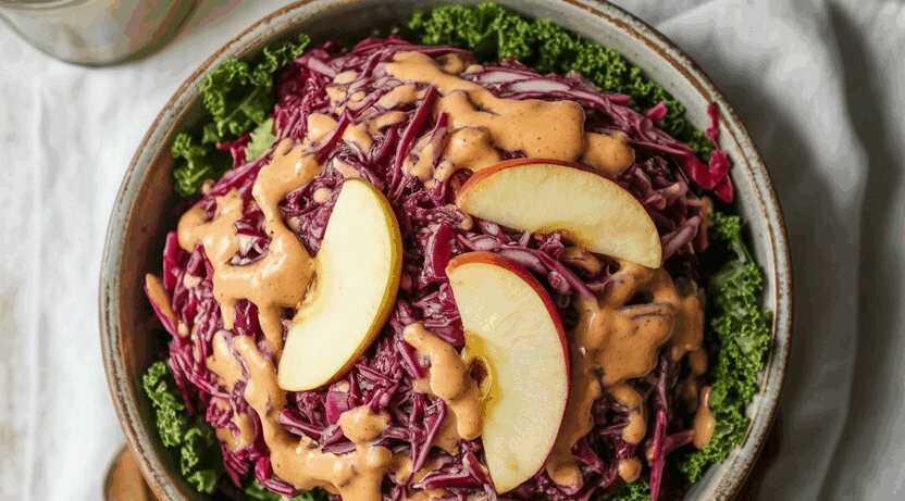 Rotkohlsalat roh mit Apfelstreifen