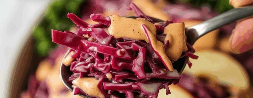 Rotkohlsalat roh mit Apfelstreifen – so sieht es fertig aus