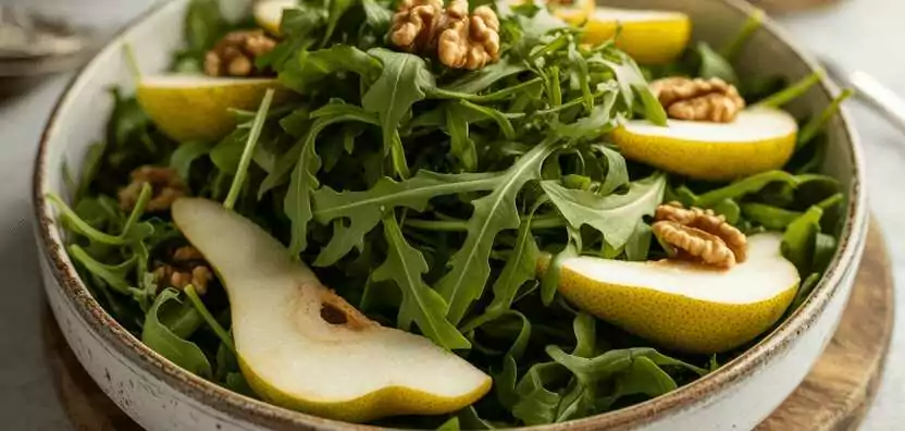 Rucola-Salat mit Birne, Walnüssen und Honig-Senf-Dressing