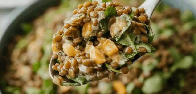 Sättigender Salat mit Hülsenfrüchten