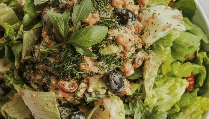 Salat mit Oliven und Kräutern