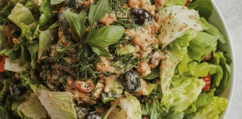 Salat mit Oliven und Kräutern