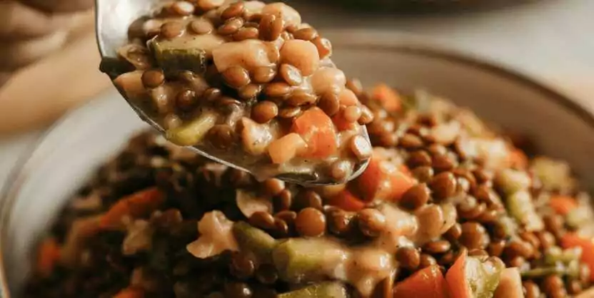 Scharfer Linsen-Salat mit geröstetem Gemüse