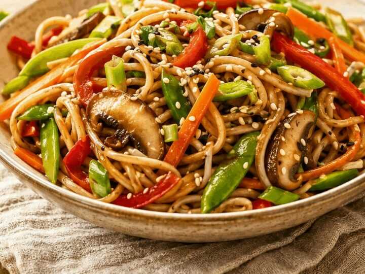 Schnelle & Bunte Gemüse-Lo Mein: Gesunder Genuss in nur 20 Minuten!