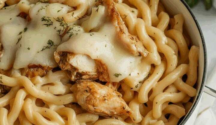 Schnelle Nudeln mit 300 g Hähnchenbrust in Sahnesauce