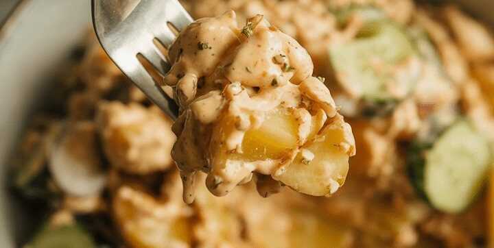 Schwäbischer Kartoffel-Gurkensalat mit Essig und Öl