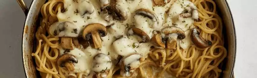 Spaghetti aus der Pfanne mit 250 g Champignons und Käse – so sieht es fertig aus